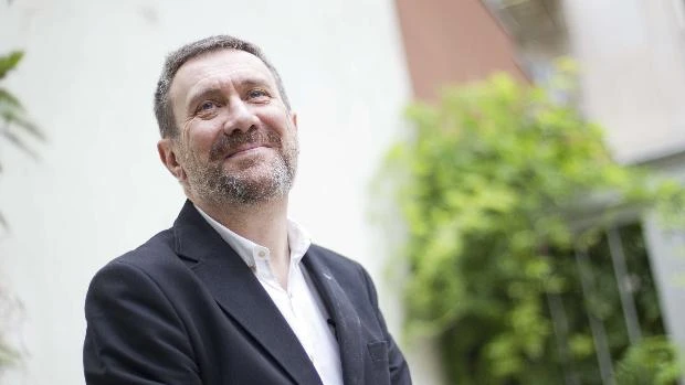 Luisgé Martín gana el premio Herralde con una «fábula moral» sobre el amor, el deseo y la fidelidad