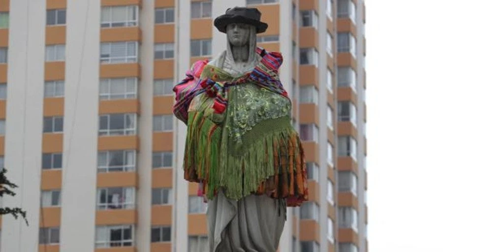 Visten con falda andina una escultura de Isabel La Católica en Bolivia