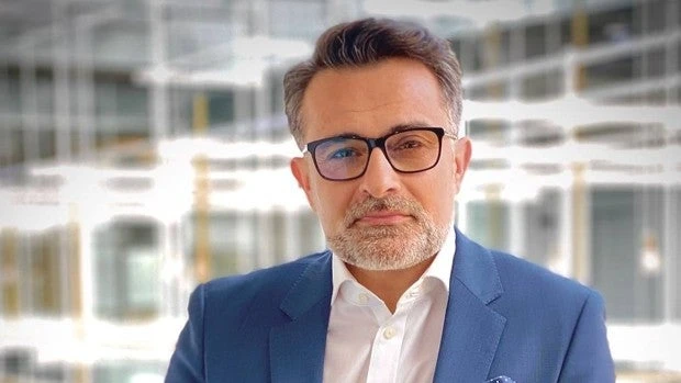 Fotinos (Lexus): «Nadie va a querer tirar un cable para cargar su coche desde un tercer piso»