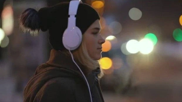 El peligro de utilizar auriculares mientras conduces, vas en bici o caminas