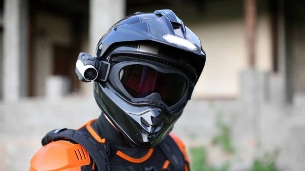 Pegatinas o cámara en el casco, las multas en moto más desconocidas