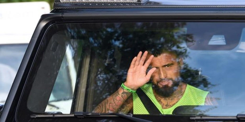 Arturo Vidal recoge sus cosas del vestuario azulgrana