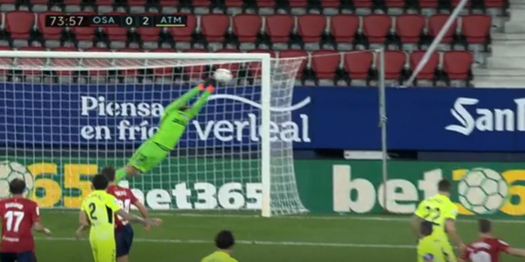 Milagrosa mano de Oblak que evitó el golazo de Torres 