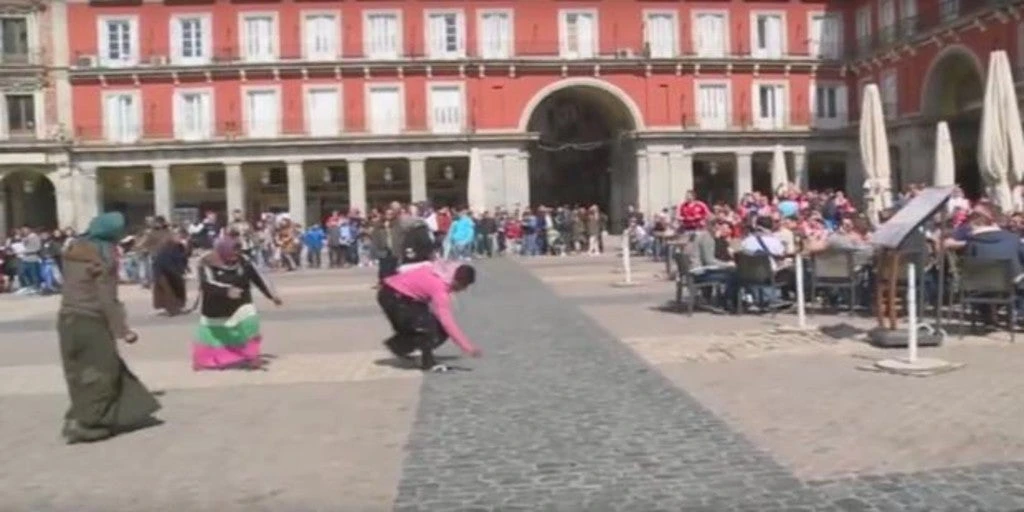 Tres hinchas del PSV, a juicio por humillar a unas  gitanas en Madrid