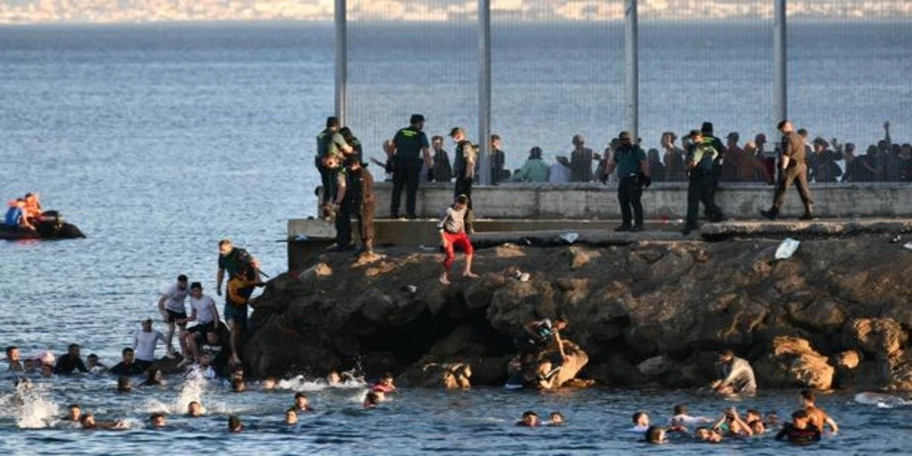 El presidente de Ceuta cifra en 3.000 los marroquíes que siguen en la ciudad un mes después de la entrada masiva