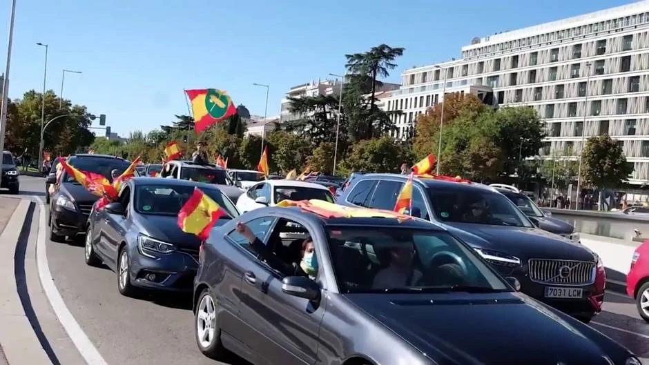 Centenares de personas protestan desde sus coches contra el Gobierno
