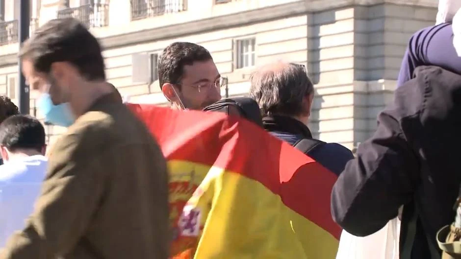 Reyes abandonan el Palacio Real entre aplausos y vítores