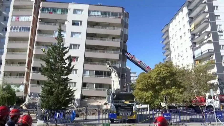 Enormes grúas sujetan en Esmirna algunos edificios semi desplomados tras el terremoto