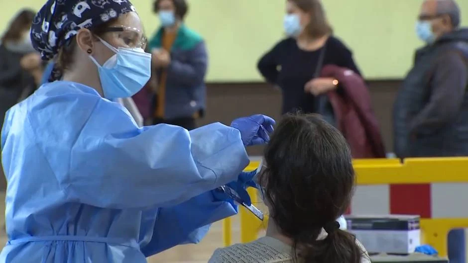 Madrileños se someten a test de antígenos para combatir la pandemia