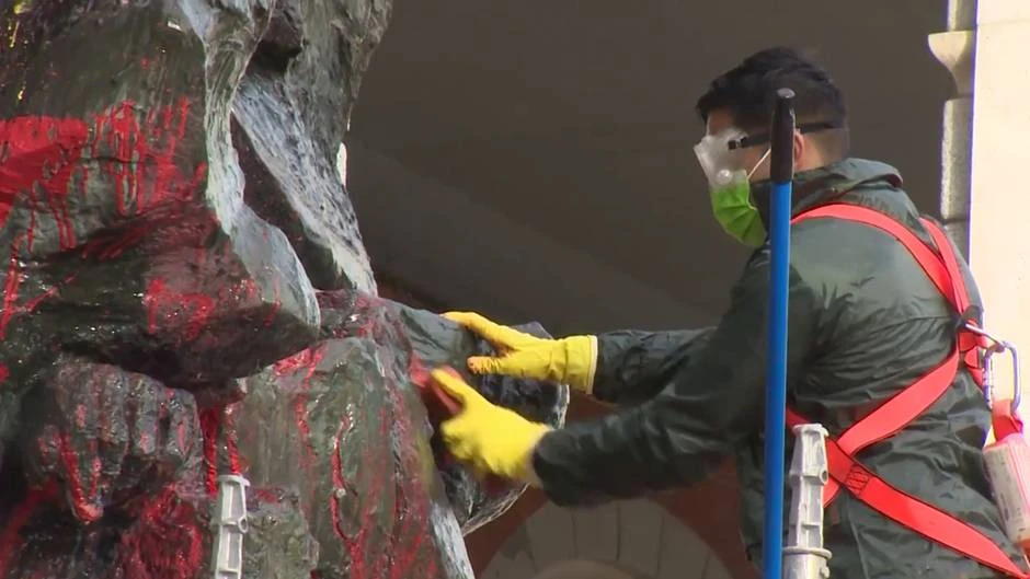 Limpian la estatua de Largo Caballero, tras ser atacada de nuevo