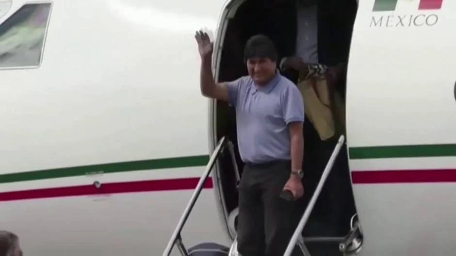 La presidenta interina de Bolivia se retira de la carrera electoral