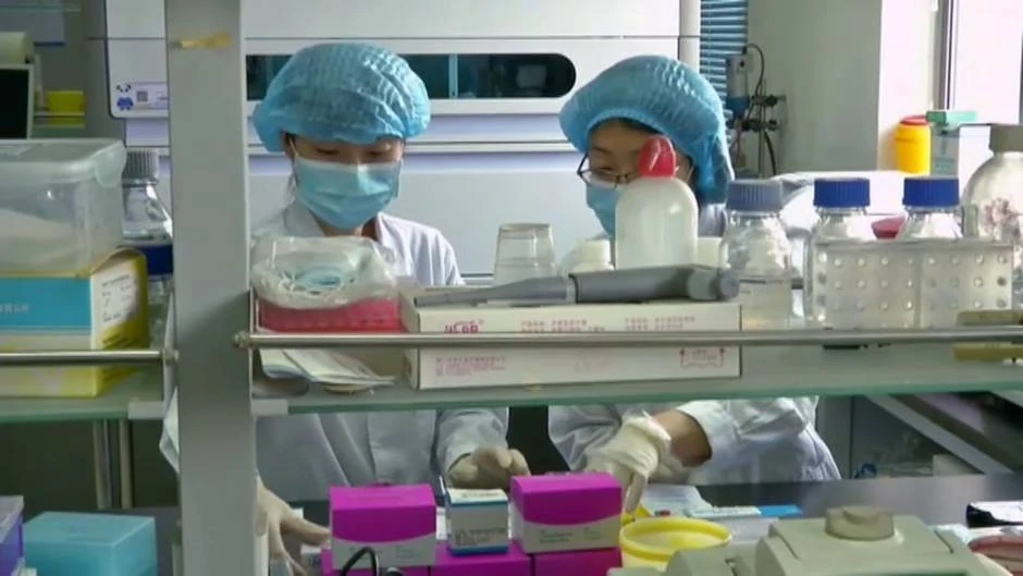 Un 37% de los españoles cree que el virus se creó en un laboratorio chino