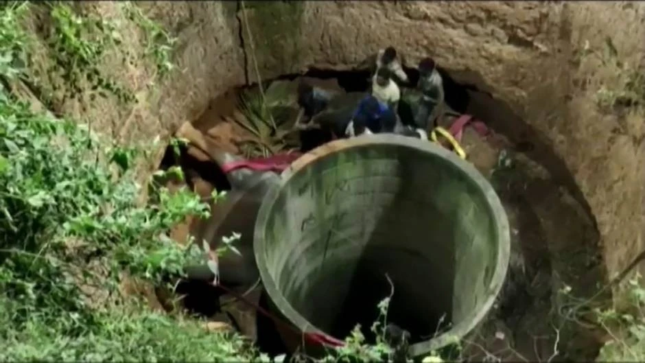 Rescatado en La India un elefante que cayó al fondo de un pozo