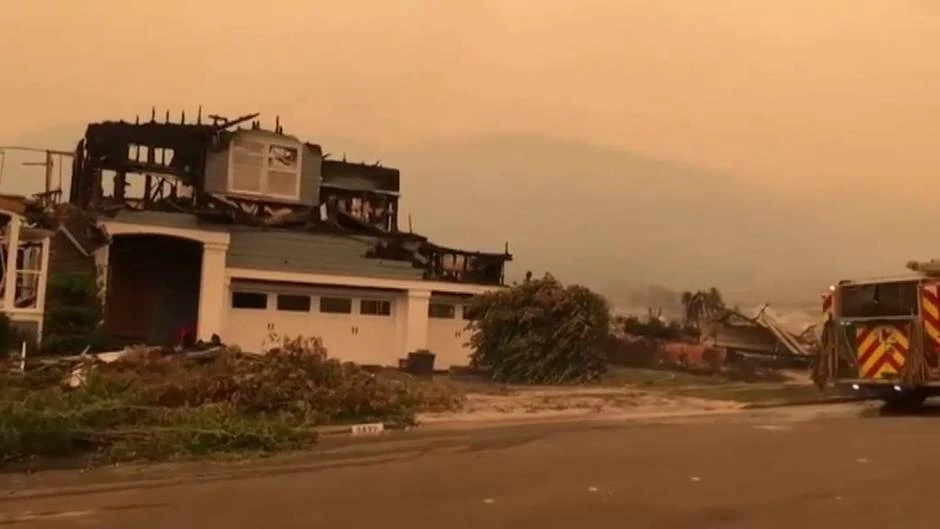 Una veintena de incendios activos en California arrasan casi un millón y medio de héctareas