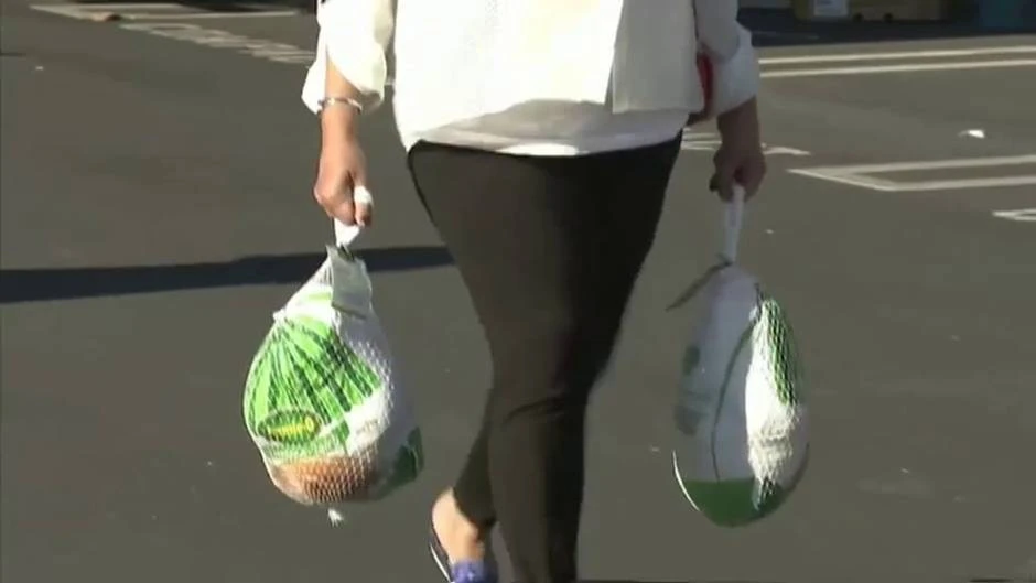 En EEUU los bancos de alimentos reparten comida entre las familias más necesitadas para celebrar el día de Acción de Gracias