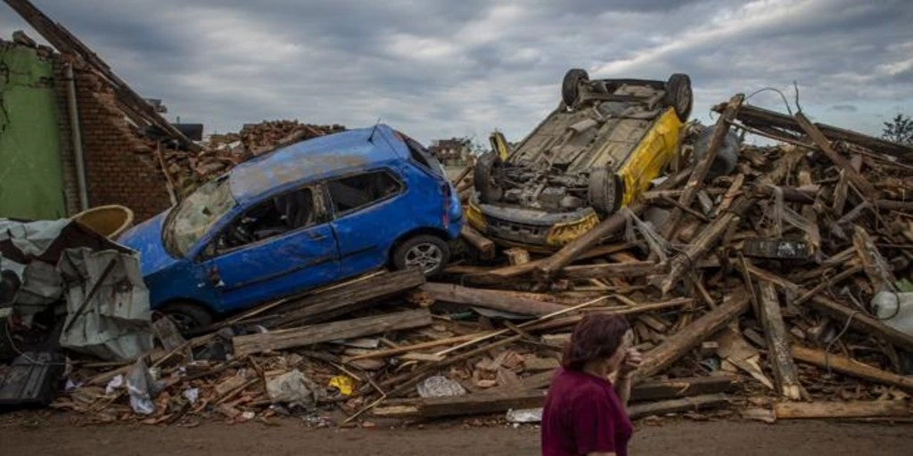 Al menos tres muertos y decenas de heridos por un tornado en República Checa