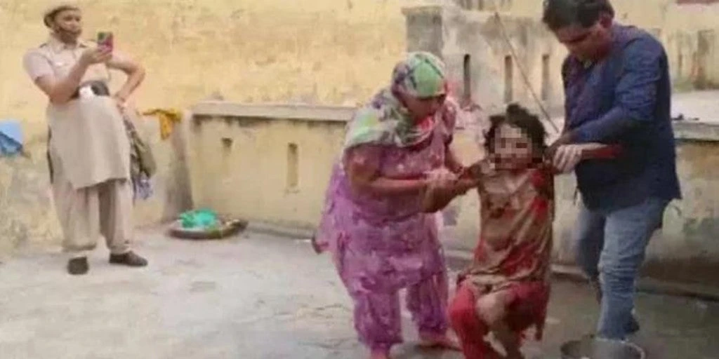 Las autoridades indias detienen a un hombre por encerrar a su mujer durante años en un cuarto de baño