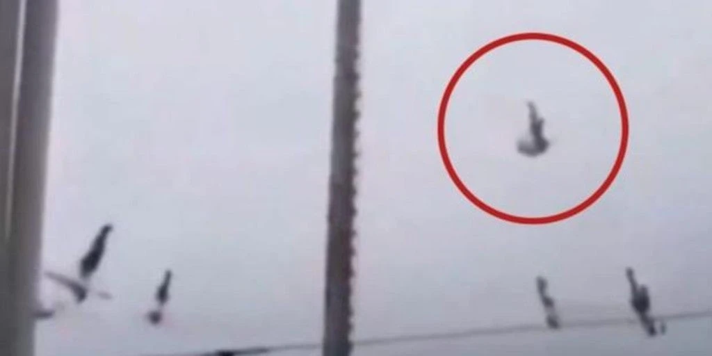 En vídeo: El impactante momento en que un volador de Papantla cae al vacío desde 15 metros de altura