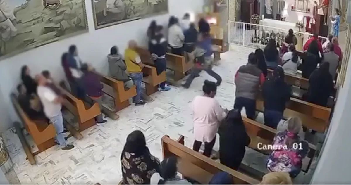 VIDEO FUERTE ¬ Hombre apuñala a otro durante misa en iglesia de Edomex; ya está preso