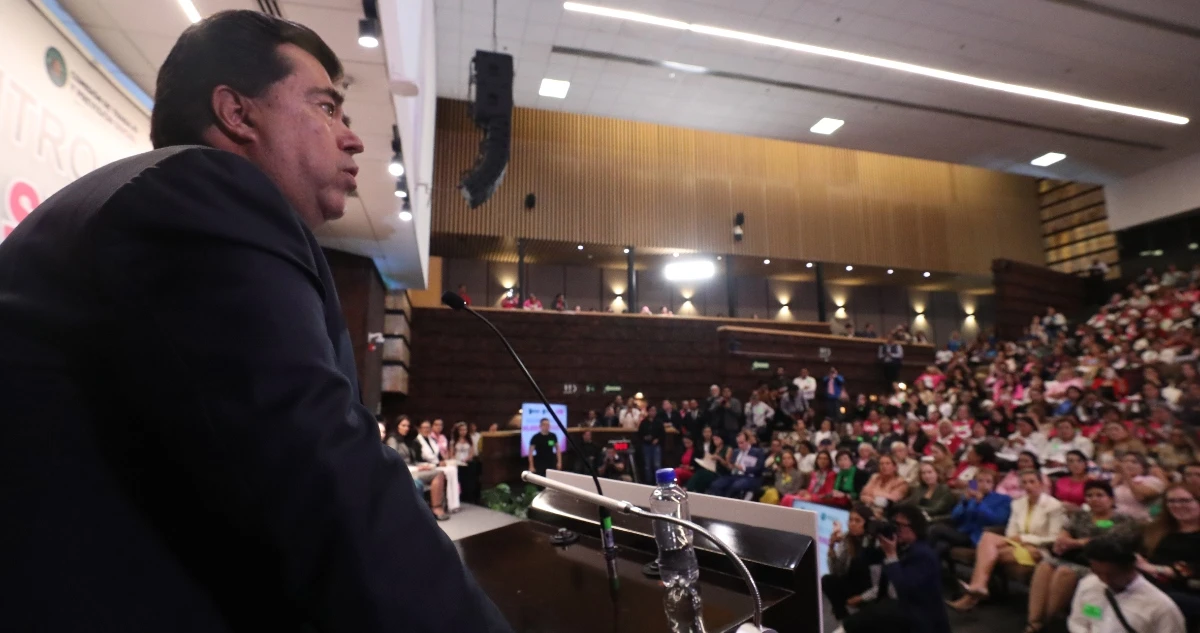Otra de Haces: Los apantalló el viejerío, dice en reunión de mujeres. No fue el único