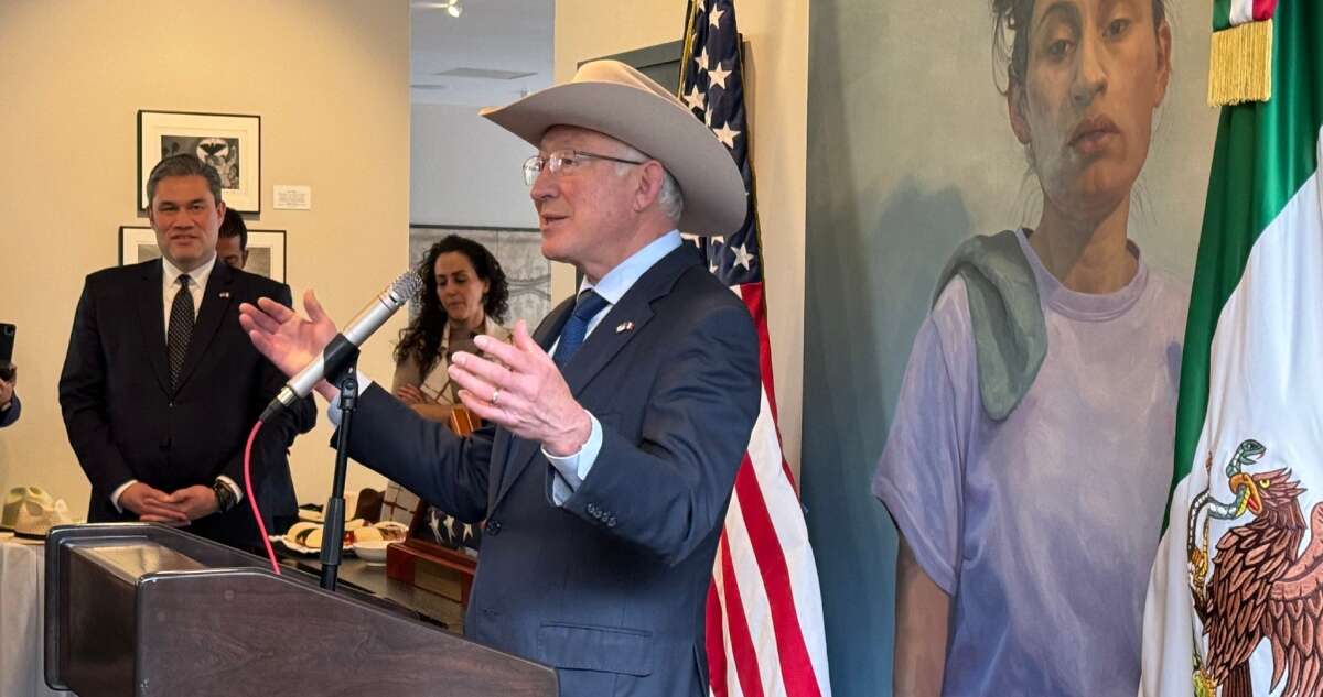 El Embajador Ken Salazar se despide de México; queda de encargado Mark Johnson