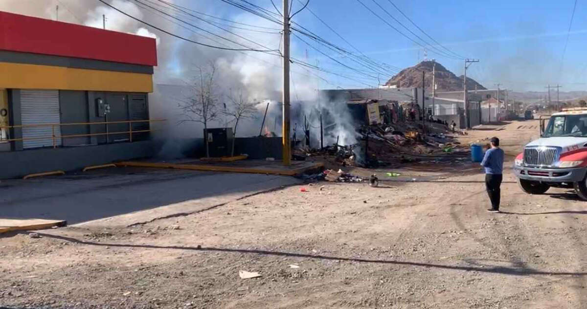 Un incendio en campamento migrante de Chihuahua deja un herido y 20 refugios dañados