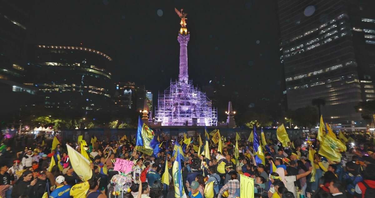 VIDEOS ¬ Miles de aficionados van al Ángel a festejar el tricampeonato del América