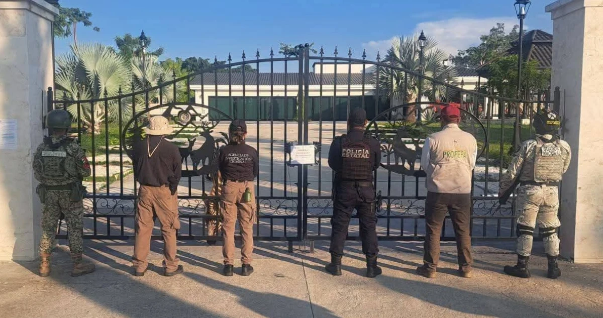 Tabasco ¬ Catean casa de empresario y hallan armas, helicóptero y animales exóticos