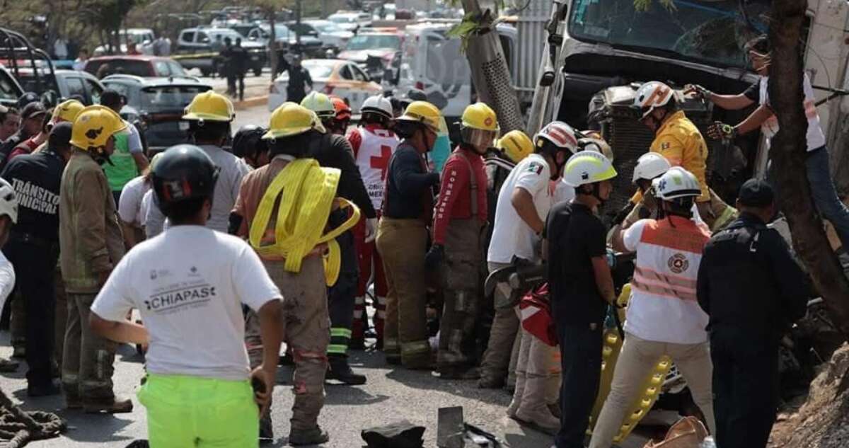 Un tráiler impacta autobús con estudiantes en Tuxtla Gutiérrez; reportan 30 heridos