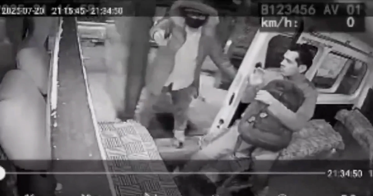VIDEO ¬ Chofer de combi evita asalto con escape a toda velocidad. Pasó en Naucalpan