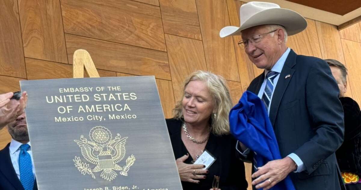 Entre EU y México no debe haber división o muros: Ken Salazar; inaugura Embajada