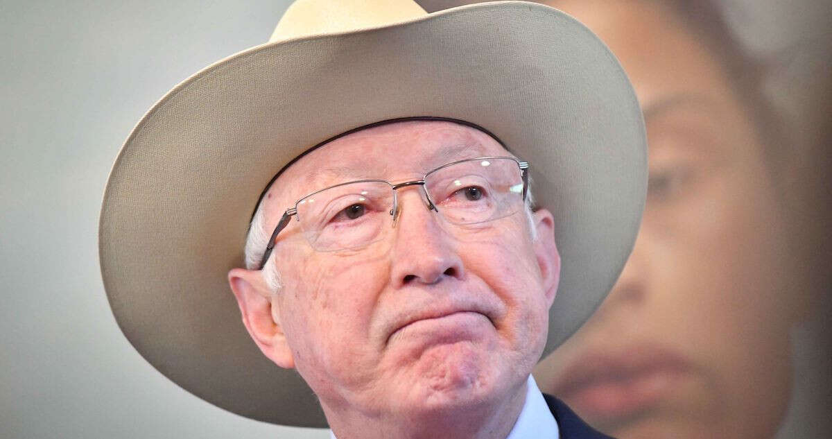 Ken Salazar dejará cargo como Embajador antes de que Trump asuma la Presidencia de EU