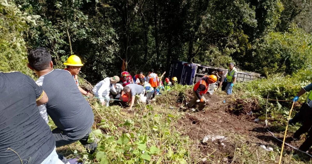 Un autobús vuelca en carretera de Huauchinango, Puebla; deja 3 muertos y 30 heridos