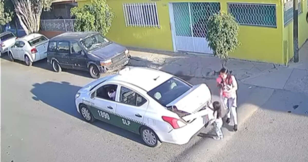 VIDEO ¬ Taxista roba regalos a una familia en SLP; colegas lo obligan a devolverlos