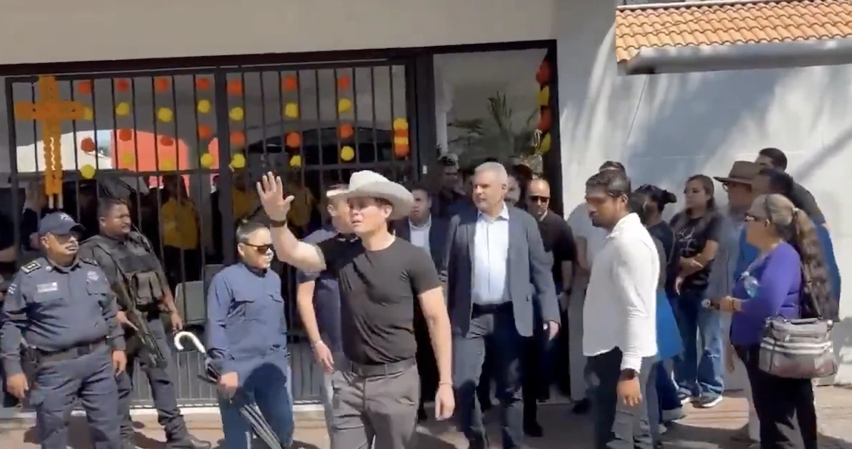 VIDEOS ¬ “¡Fuera, fuera!”, le gritan a Bedolla en el funeral. “¡Asesino, asesino!”