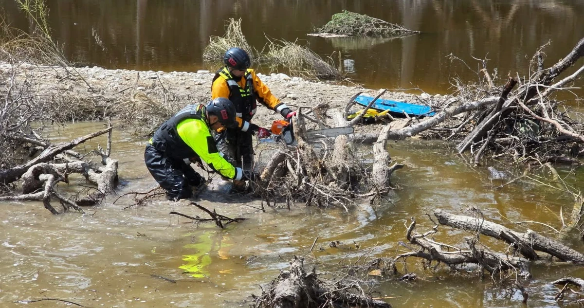 Matrimonio mexicano es hallado sin vida tras inundación en Texas; se busca a su hijo