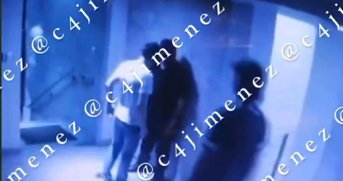 VIDEO ¬ Sujetos golpean a guardia de seguridad en un condominio de la Alcaldía Benito