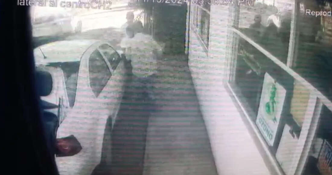 VIDEO FUERTE ¬ Dos sujetos someten a un hombre y le roban su auto en calles de Puebla