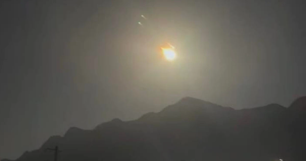 VIDEOS ¬ Un objeto luminoso cruza el cielo en NL; fue meteoro o basura espacial: PC