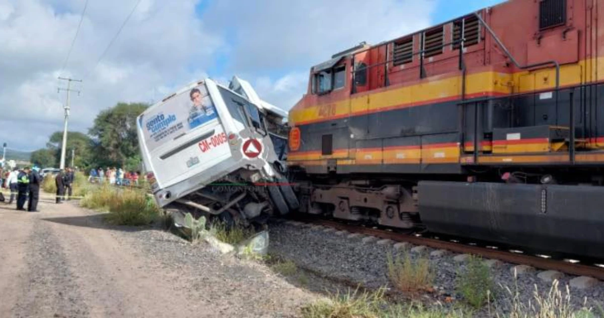Un tren embiste a autobús en Guanajuato; hay al menos 5 muertos: Protección Civil