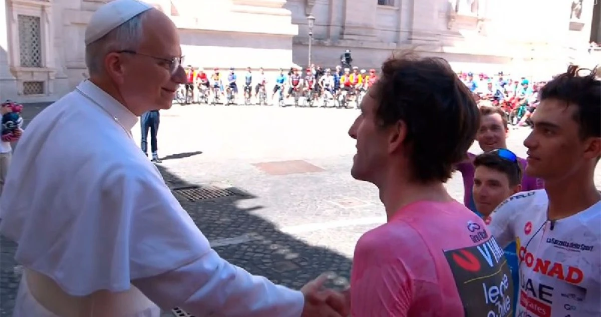 León XIV bendice a Isaac del Toro en Giro de Italia; Sheinbaum felicita al ciclista