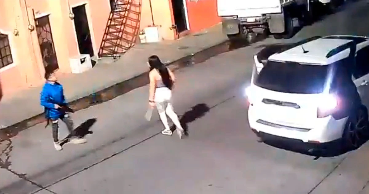 VIDEO MUY FUERTE ¬ Hombre mata a mujer con fusil y huye; Fiscalía de Jalisco lo busca