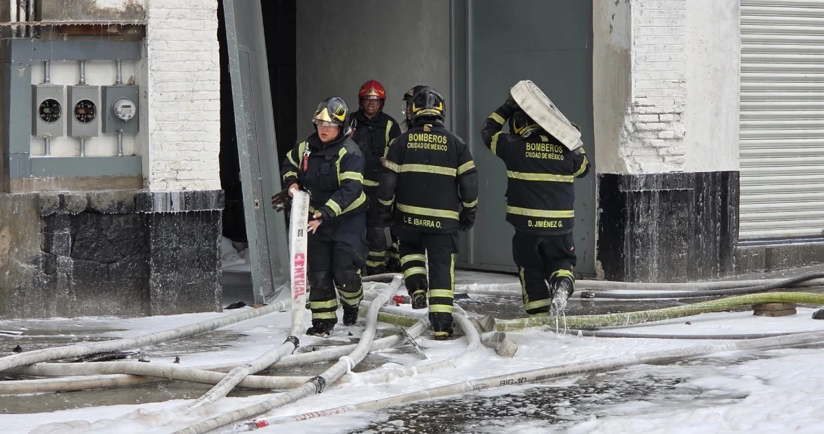 VIDEOS y FOTOS ¬ El fuego consume bodega en la colonia Morelos y puestos en el Centro