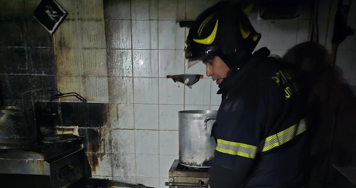 VIDEOS ¬ Incendio provoca evacuación de Parque Delta en CdMx; no se reportan heridos