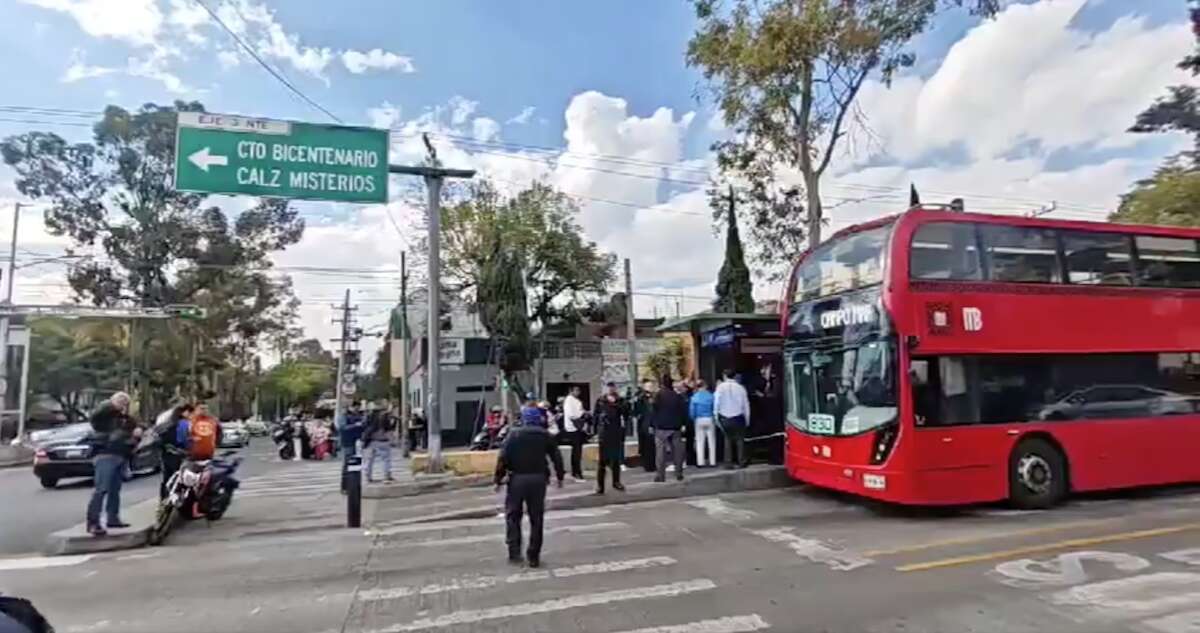 Mujer de la tercera edad muere al caer de escaleras de unidad de Metrobús de Línea 7