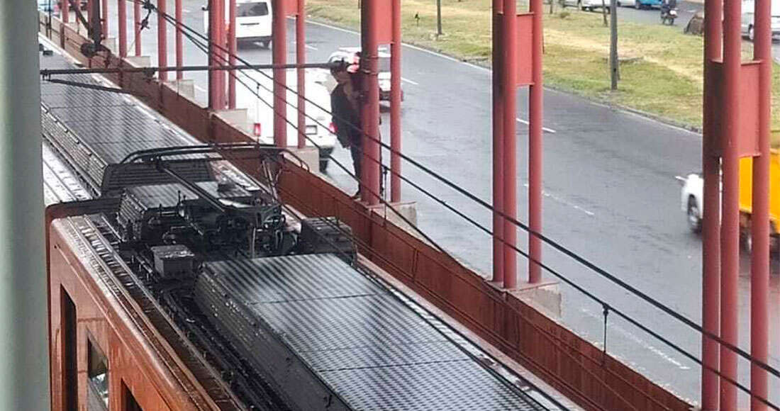 VIDEOS ¬ Un hombre se sube al techo de un vagón del Metro en la estación Guelatao