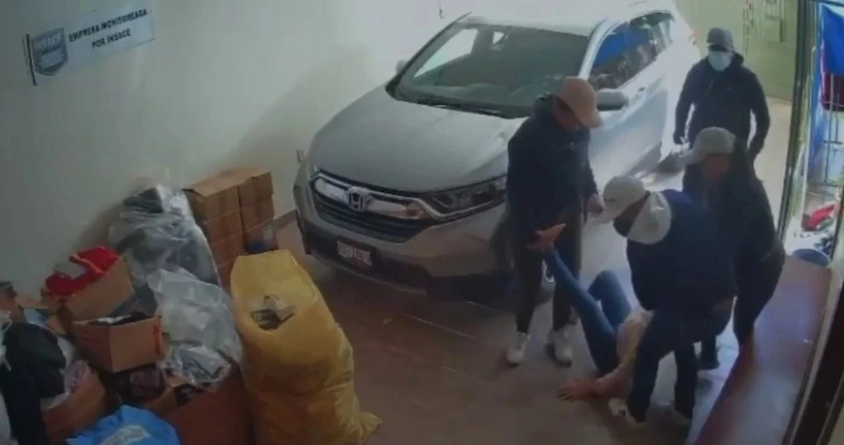 VIDEO ¬ Comando irrumpe en consultorio de doctora en Puebla y le propina golpiza