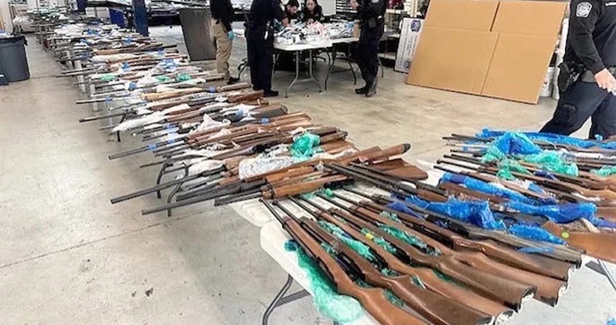 Las autoridades de EU impiden tráfico de más de 400 armas a México; hay 2 detenidos