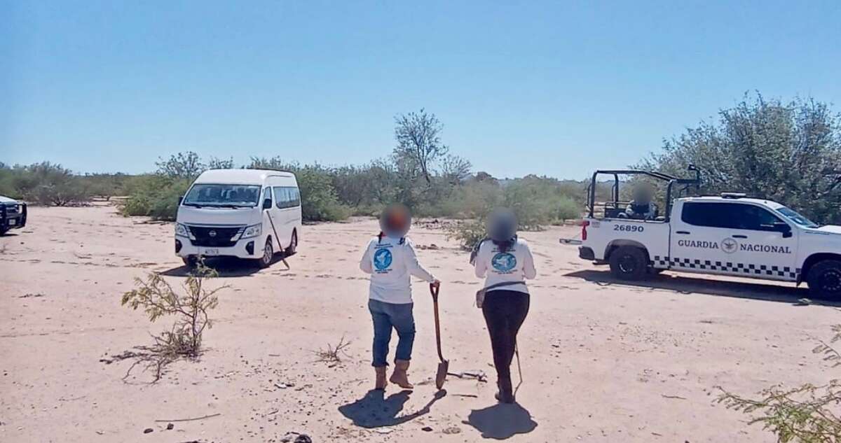 Colectivo de madres buscadoras localizan panteón clandestino en Sonora con 26 fosas