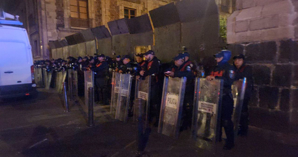 CNTE intenta derribar vallas en Palacio; autoridades resguardan primer cuadro de CdMx